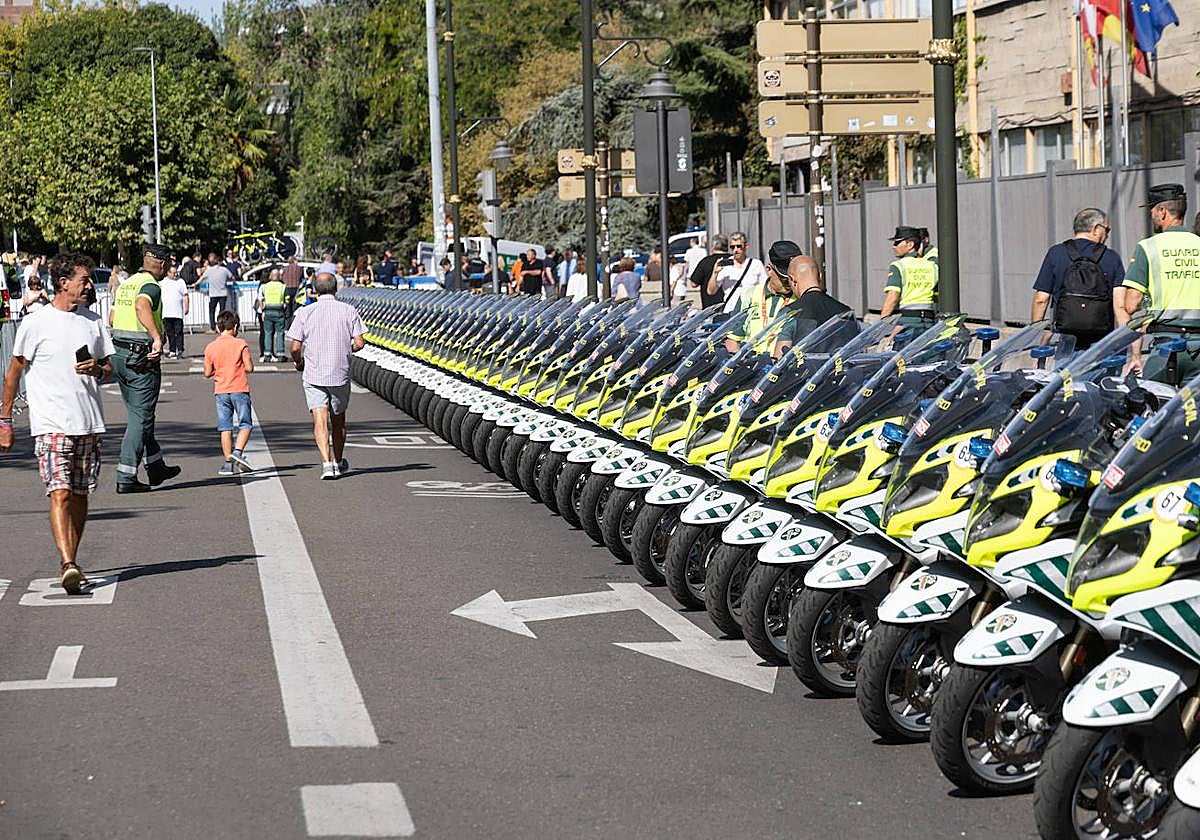 Una fila de motos de la Guardia Civil, antes del inicio de la crono el pasado día 5 en Valladolid.