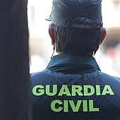 Rompe la puerta de un bar de Aguilar con una tapa de alcantarilla para robar