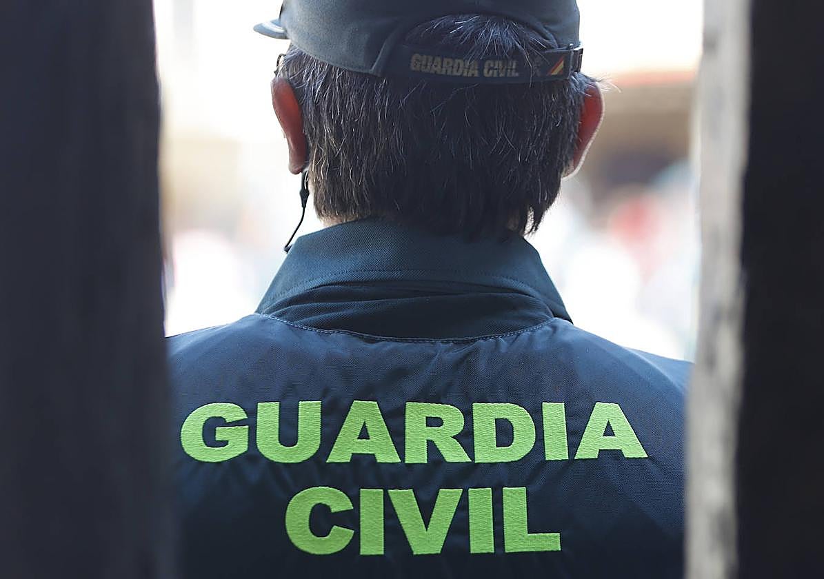 Rompe la puerta de un bar de Aguilar con una tapa de alcantarilla para robar