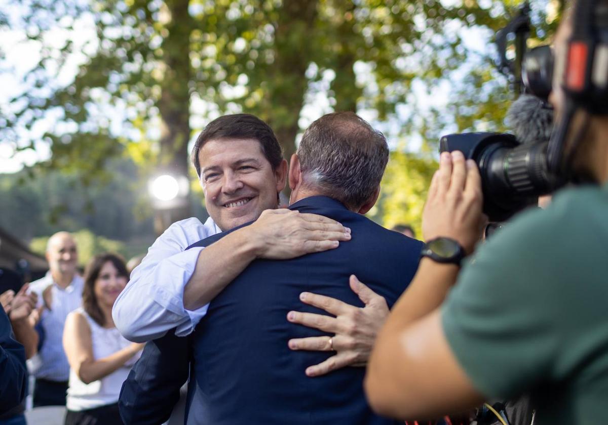 Mañueco abraza a Feijoo en la inauguración del curso político.