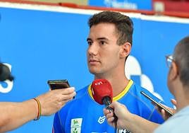 Alejandro Pisonero atiende a los medios.