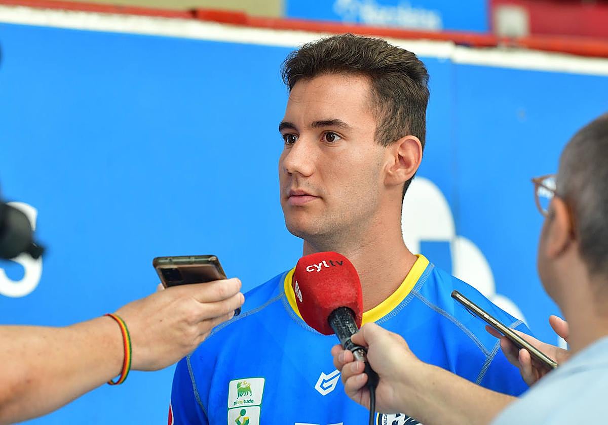 Alejandro Pisonero atiende a los medios.