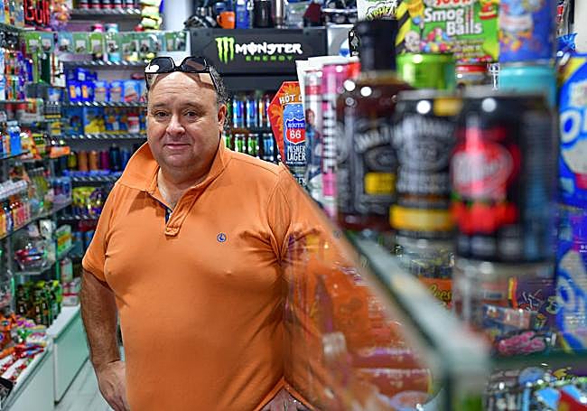 Juan Antonio Martínez en su tienda American World