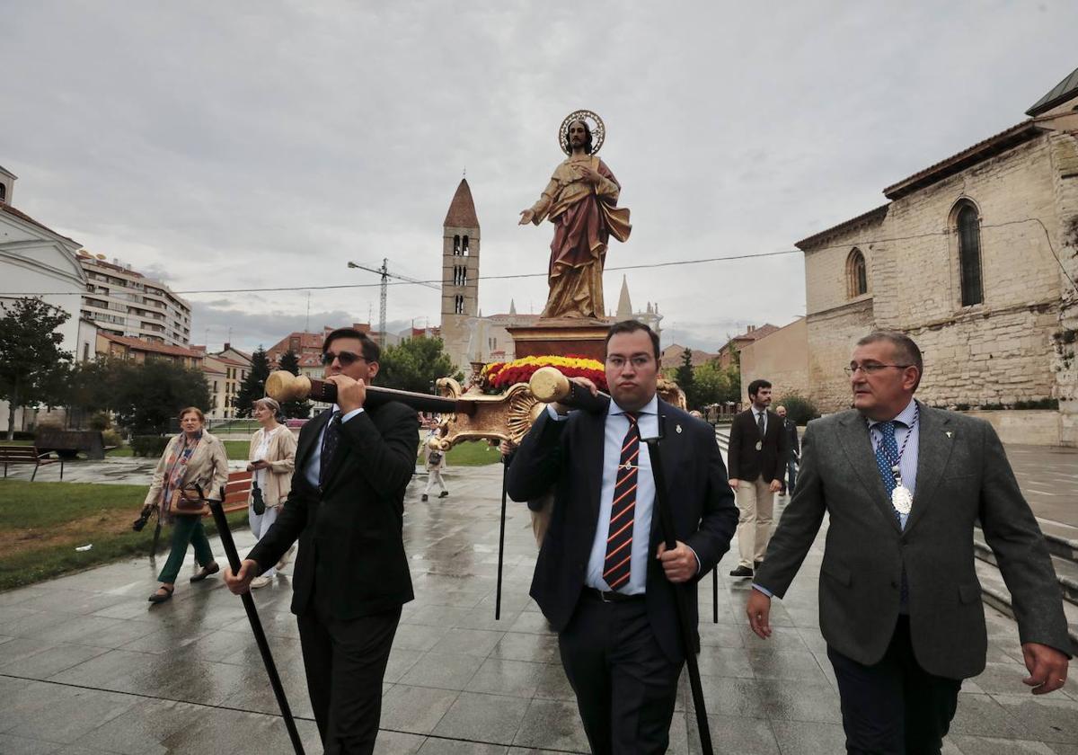 Los cofrades portan la imagen del Sagrado Corazón.