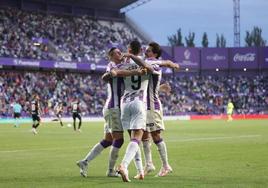 Escudero, Marcos André y Monchu celebran el gol de Cédric que dio la victoria al Real Valladolid frente al Cartagena.