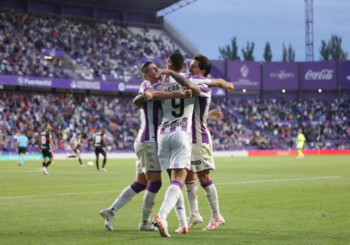 Escudero, Marcos André y Monchu celebran el gol de Cédric que dio la victoria al Real Valladolid frente al Cartagena.