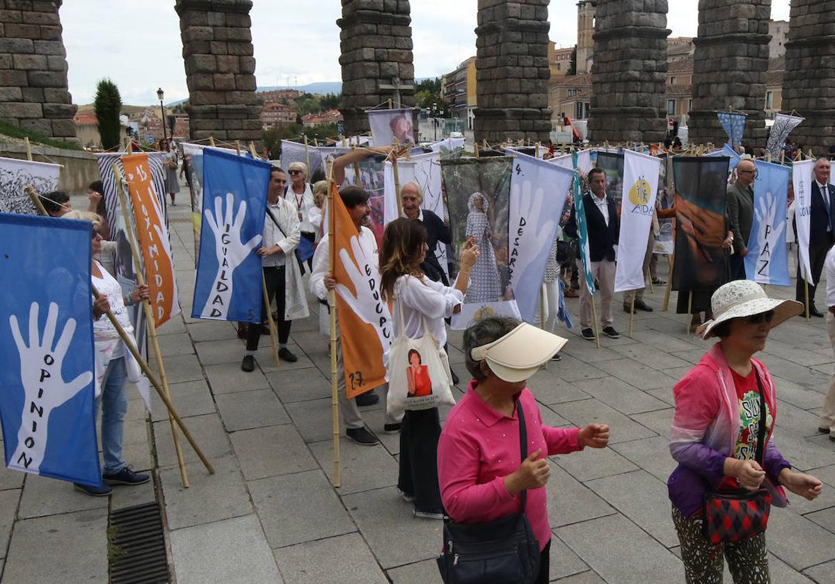 Estandartes en la plaza del Azoguejo para conmemorar el 75 aniversario de la Declaración Universal de los Derechos Humanos.