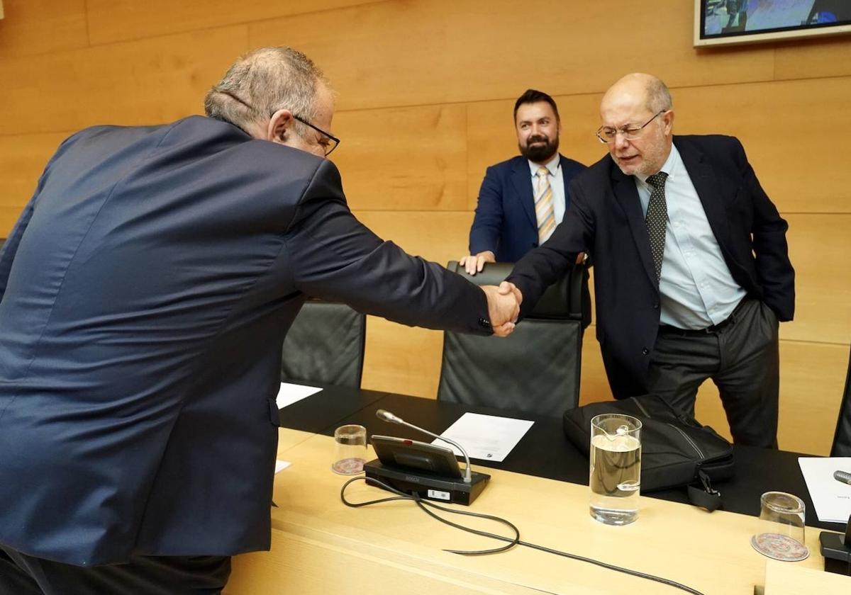 Alejandro Vázquez y Francisco Igea se saludan en la comparecencia de Presupuestos del consejero de Sanidad.