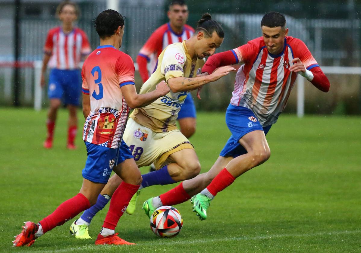 Valentín Prieto, autor del primer gol del Palencia Cristo, escapa con el blón rodeado de rivales.