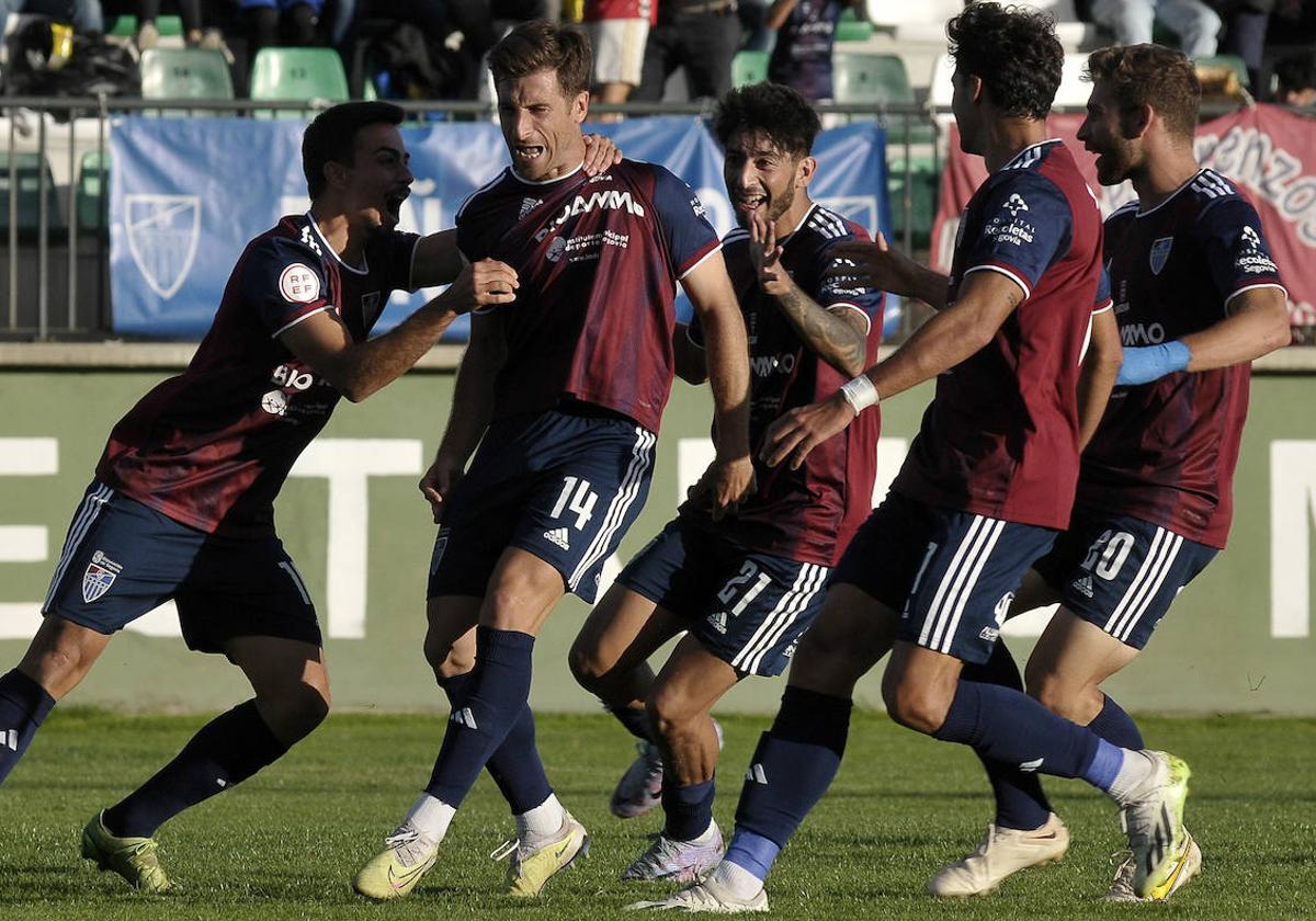 Jugadores de la Segoviana felicitan a Fer Llorente tras su golazo desde el centro del campo.