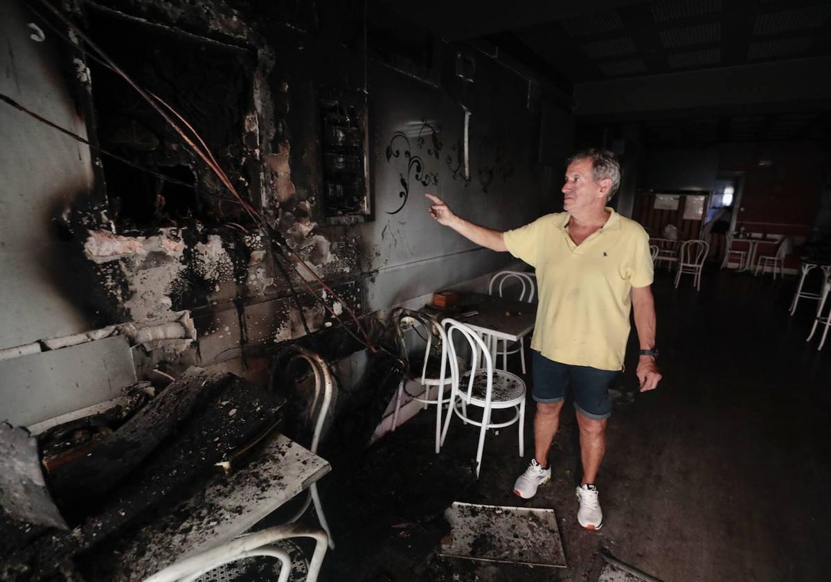 Mariano Alba señala el origen del fuego en el bar Ávila, en la calle Águila.