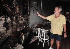 Mariano Alba señala el origen del fuego en el bar Ávila, en la calle Águila.