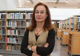 Amalia Rodríguez, en la biblioteca del campus.