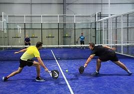 Dos parejas disputan un partido de pádel en Segovia.