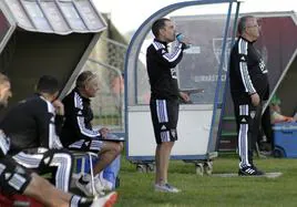 Ramsés bebe agua durante el partido ante el Villanovense.