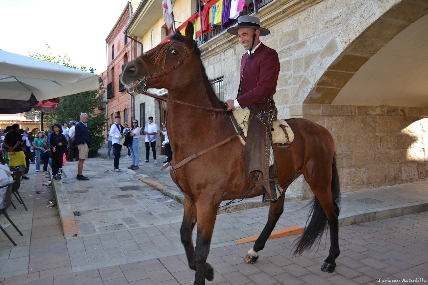 Alegría y color en Astudillo en las fiestas de la Santa Cruz