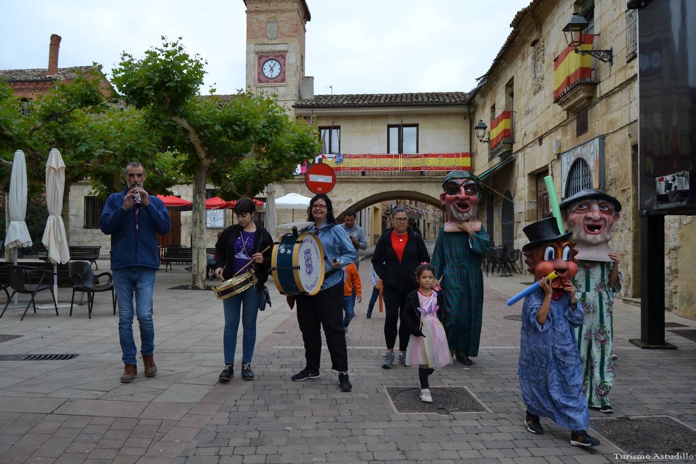 Alegría y color en Astudillo en las fiestas de la Santa Cruz