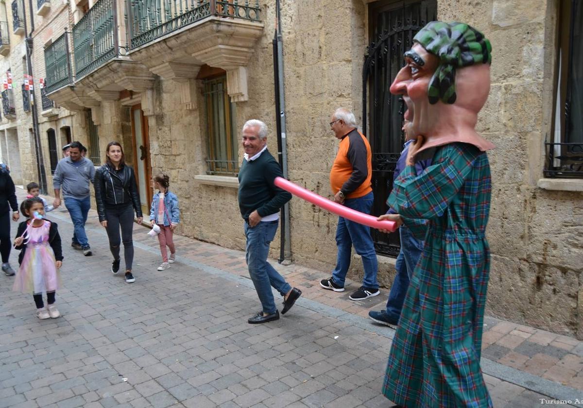 Alegría y color en Astudillo en las fiestas de la Santa Cruz