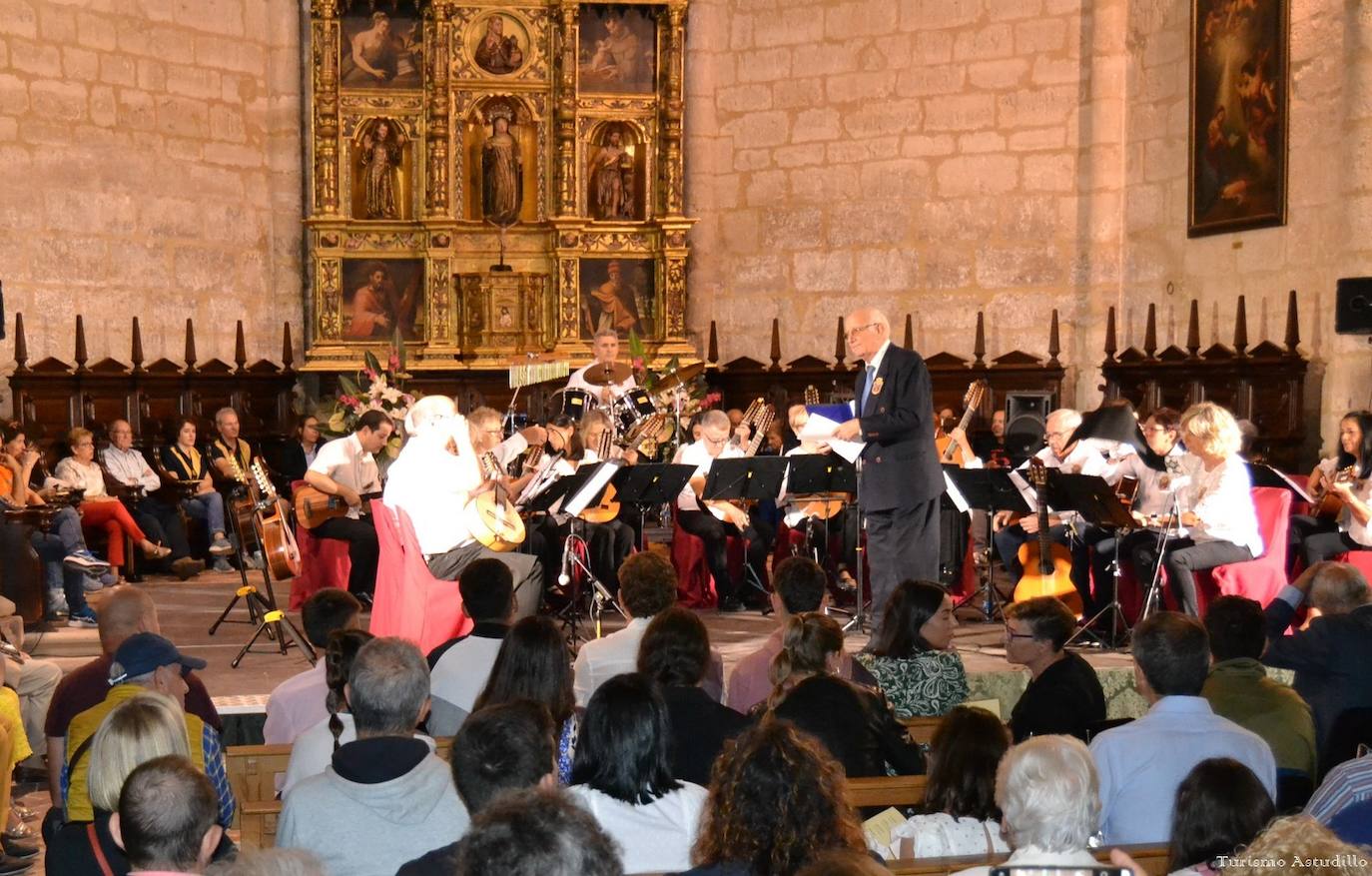 Alegría y color en Astudillo en las fiestas de la Santa Cruz