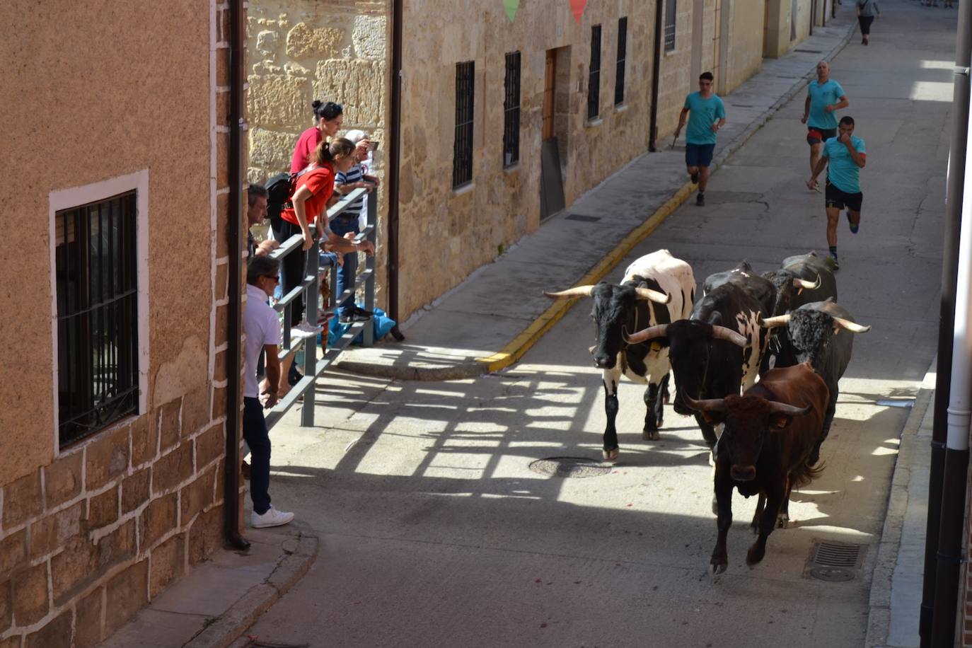 Alegría y color en Astudillo en las fiestas de la Santa Cruz