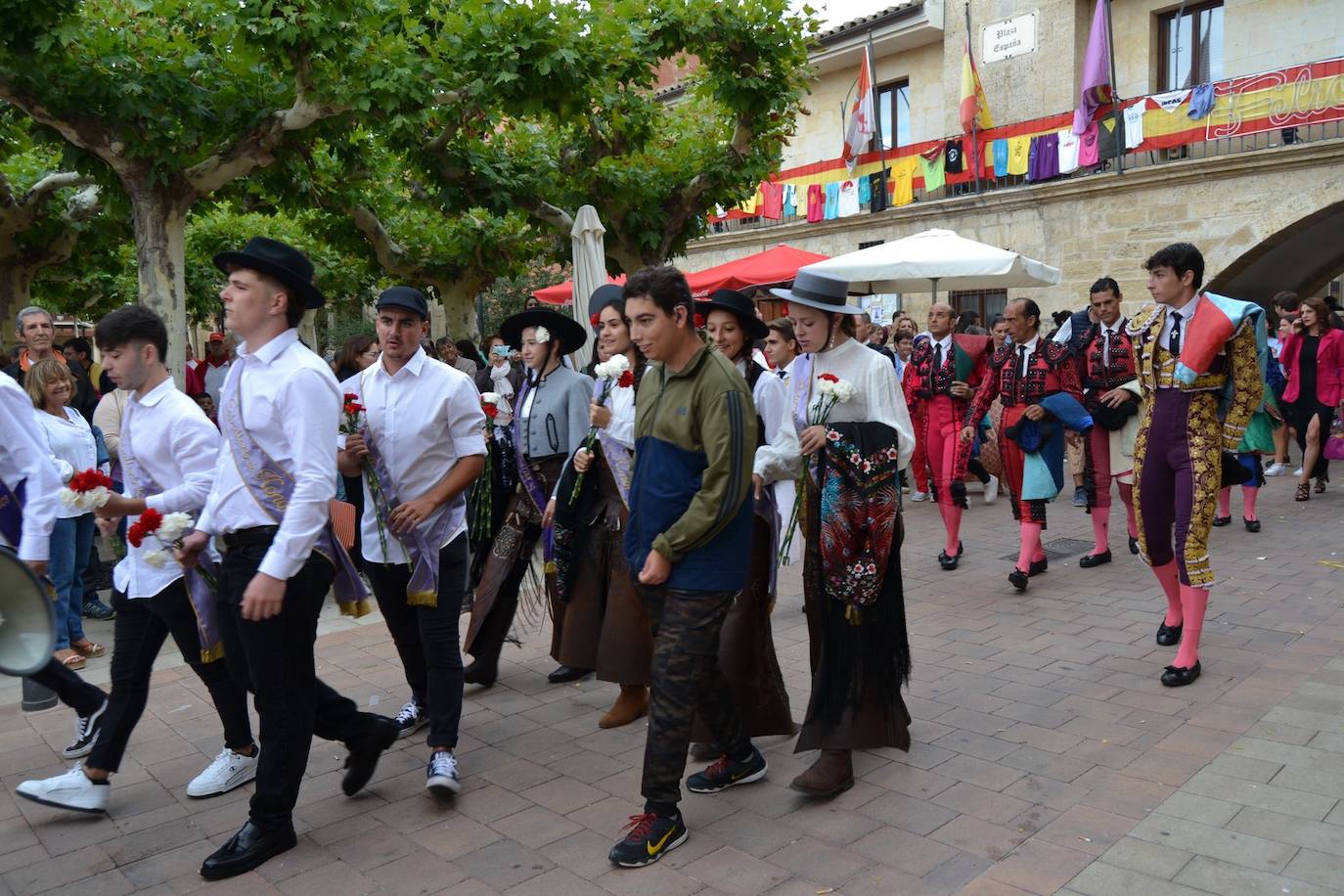 Alegría y color en Astudillo en las fiestas de la Santa Cruz