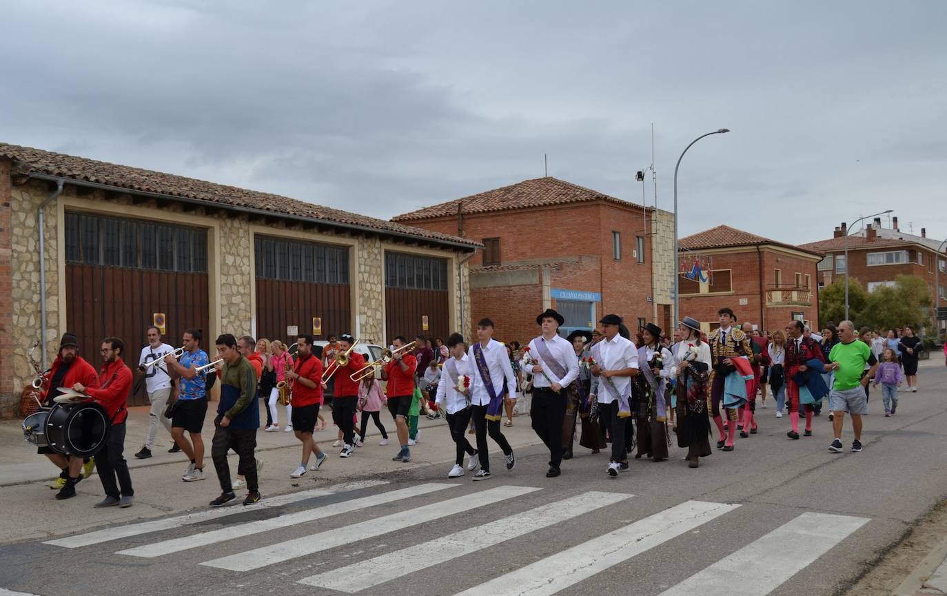 Alegría y color en Astudillo en las fiestas de la Santa Cruz