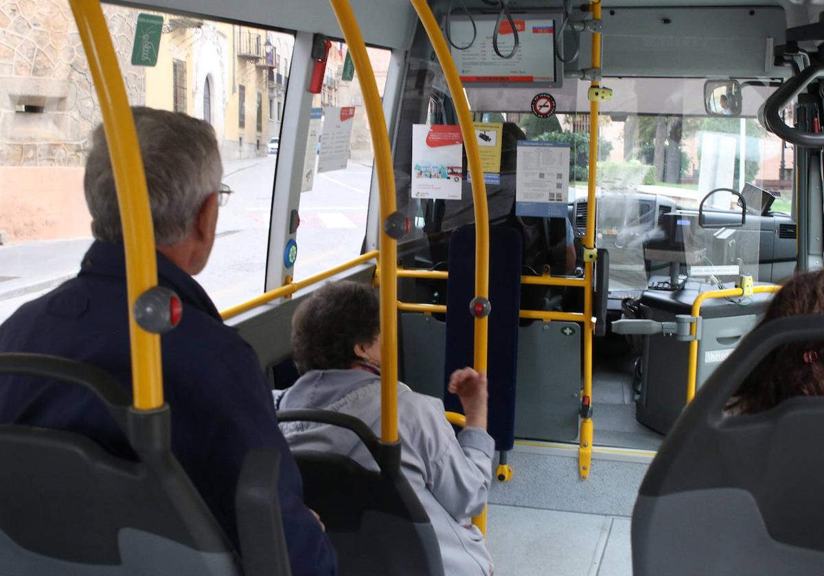 Viajeros en uno de los autobuses utilizados como lanzadera.