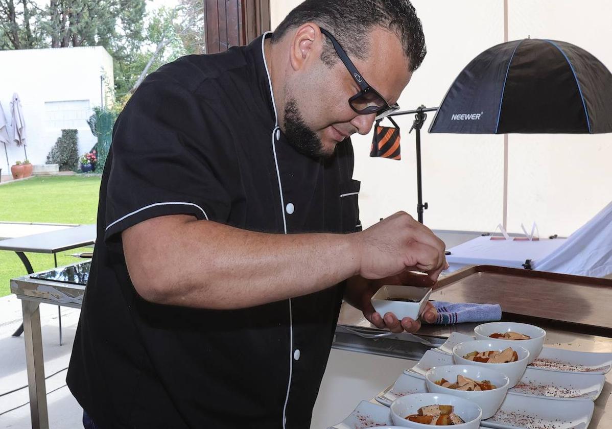 El cocinero José Gregorio Figueredo prepara 'Bravas sin fronteras' este lunes en el Hotel Rey Sancho.