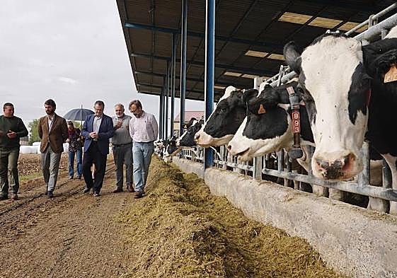 García-Gallardo visita una granja de vacuno a finales de 2022.