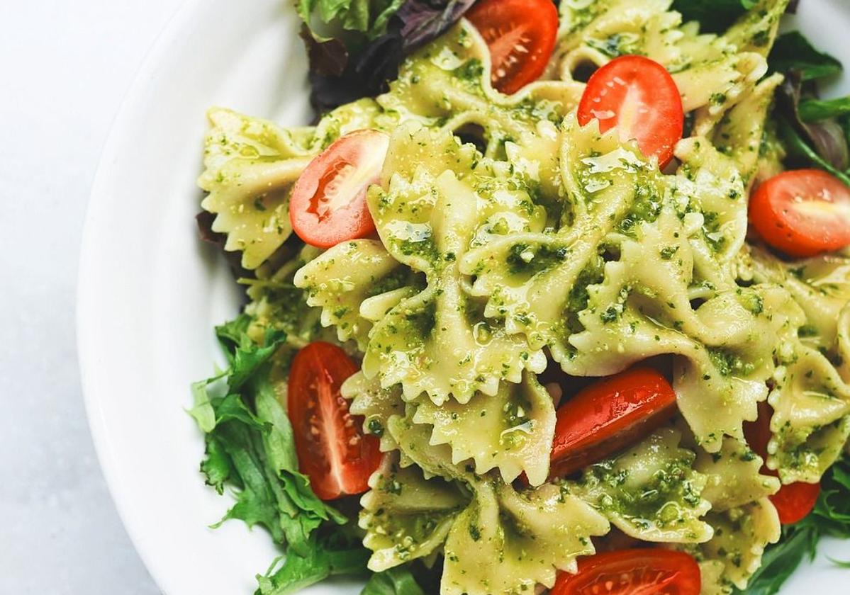 Farfalle con pesto listos para degustar.