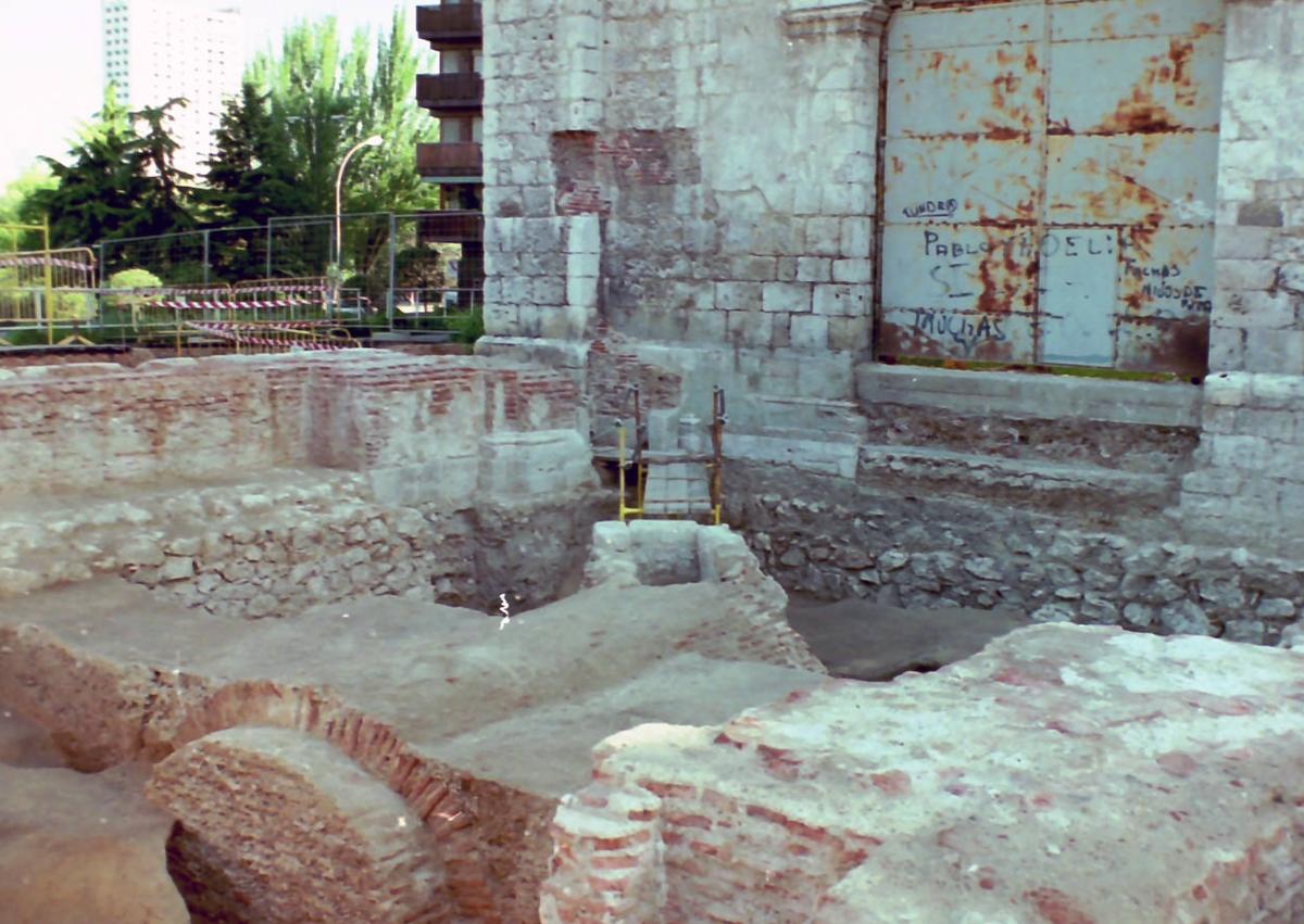 Imagen secundaria 1 - Arriba, fotografía aérea del año 2000, con las excavaciones arqueológicas realizadas en el convento de San Agustín. Debajo, a la izquierda, restos de la capilla del Sacramento o de Santiago, conocida como la del doctor Jerónimo de Espinosa. A la derecha, lápidas funerarias de los enterramientos del convento