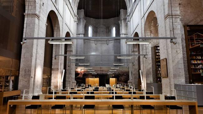 Imagen después - Obras de rehabilitación de la iglesia y su estado actual como Archivo Municipal de Valladolid.