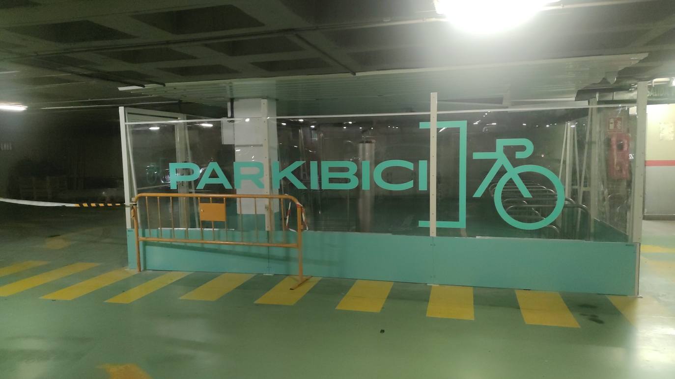 Instalación del Parkibici en las plazas que se ubican junto a la salida que da a la calle Calixto Fernández.