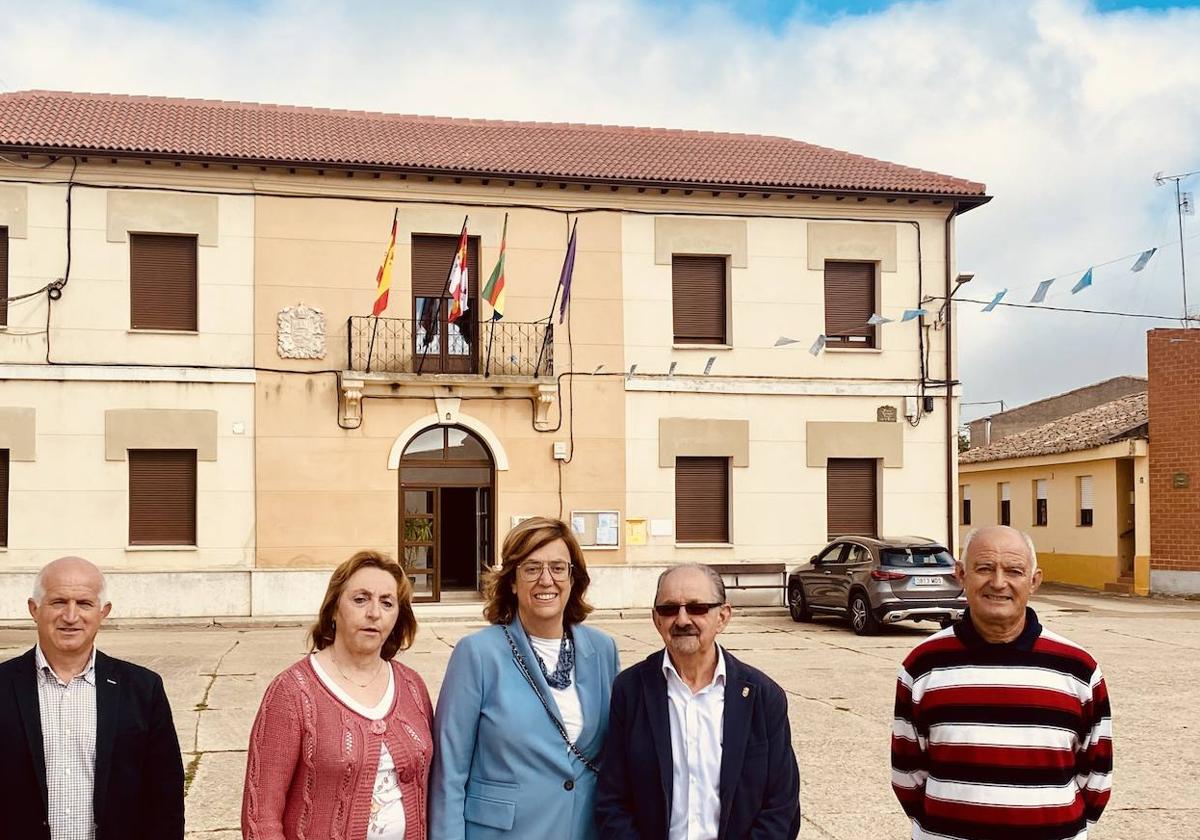 La presidenta de la Diputación, en el centro, delante del edificio restaurado.