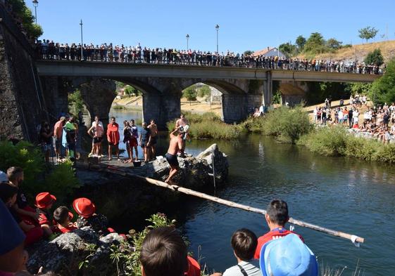 Zona de ocio situada junto al puente.