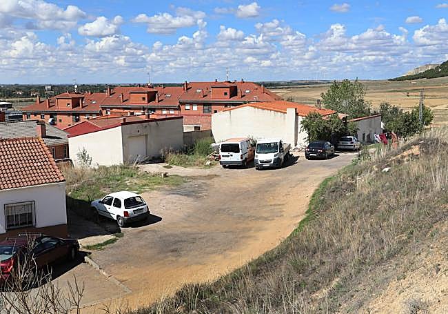 Punto en el que finaliza la parte asfaltada de la calle Venezuela.