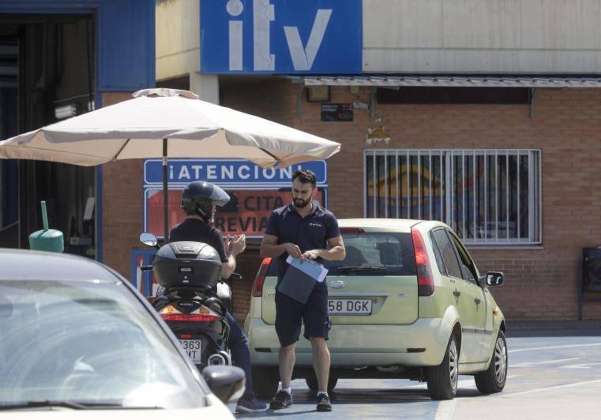 Cola para realizar la Inspección Técnica de Vehículos (ITV).