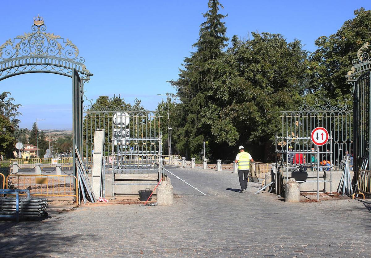 Trabajos, este martes, en la puerta de Segovia, en el Real Sitio de San Ildefonso.