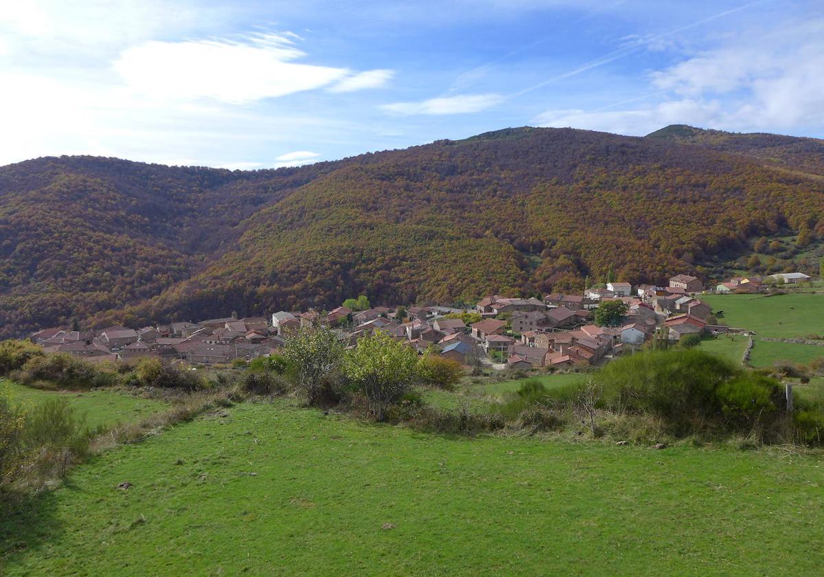 Vista de Brañosera, desde la carretera de acceso a Grullos y Salcedillo.