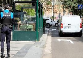Un agente de la Policía Municipal en la calle San Lorenzo.