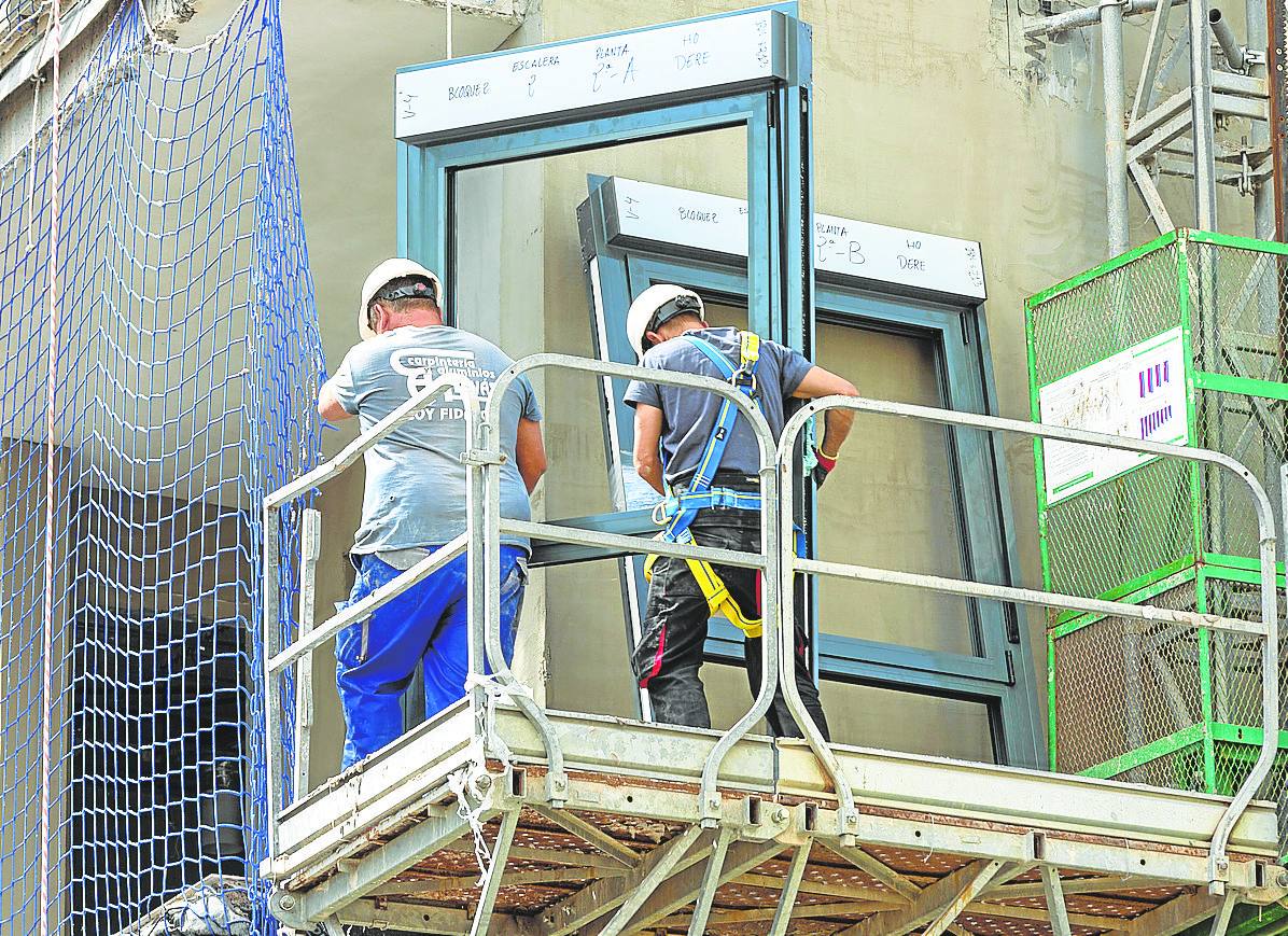 Obreros en un edificio en construcción.