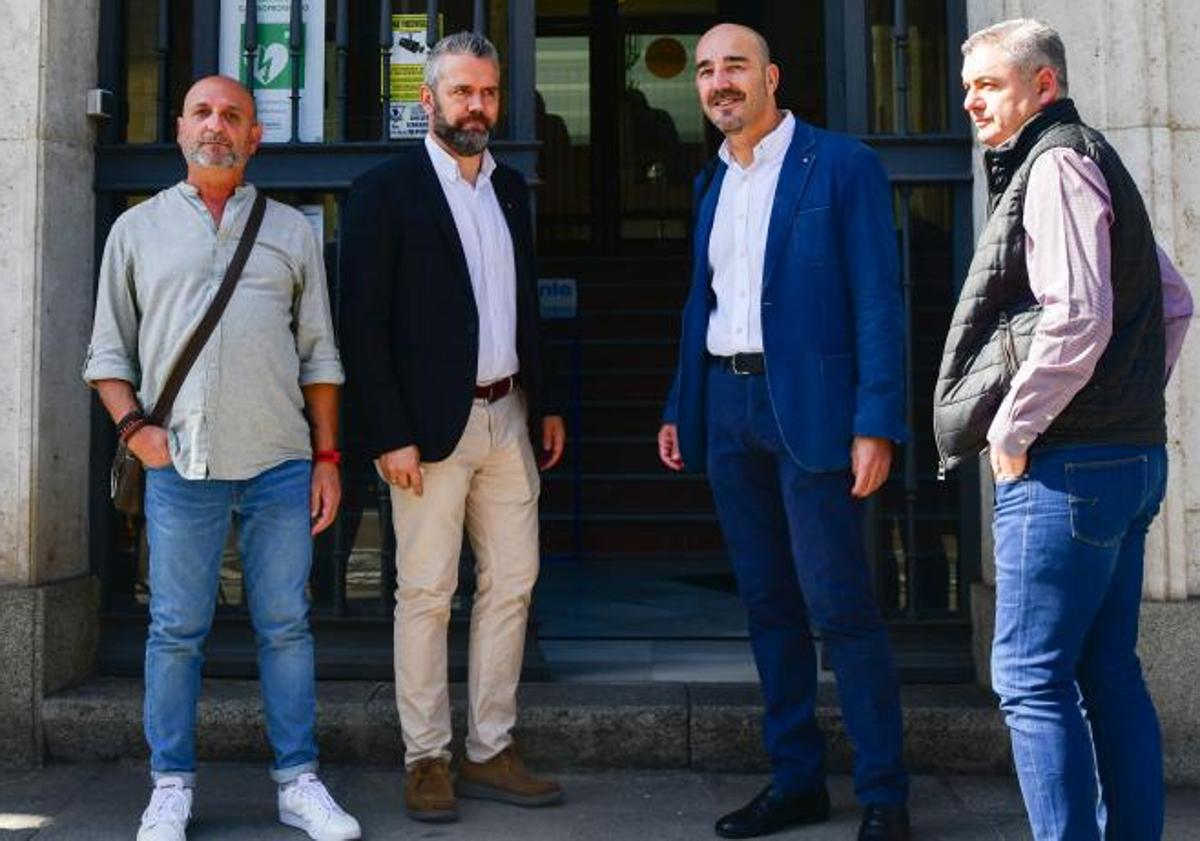 Imagen principal - Cándido Alonso (CCOO) y Raúl Santa Eufemia, Fernando Luján y Manuel Martín (UGT) a la entrada a la Audiencia. 