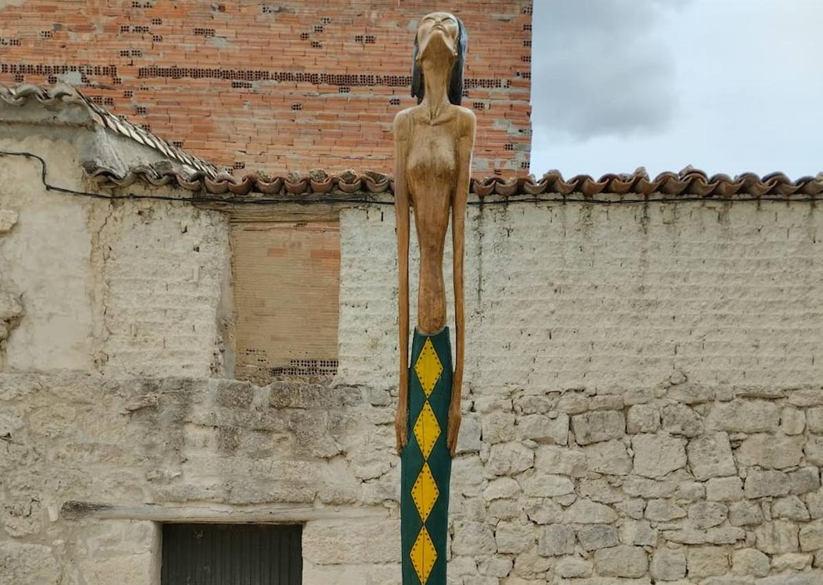 Imagen secundaria 1 - Mural de la una farmacia en una fachada, escultura de mujer en un olmo seco y rollo jurisdiccional de estilo modernista.