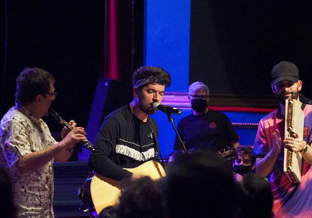 Siloé durante un concierto en el Teatro Zorrilla.