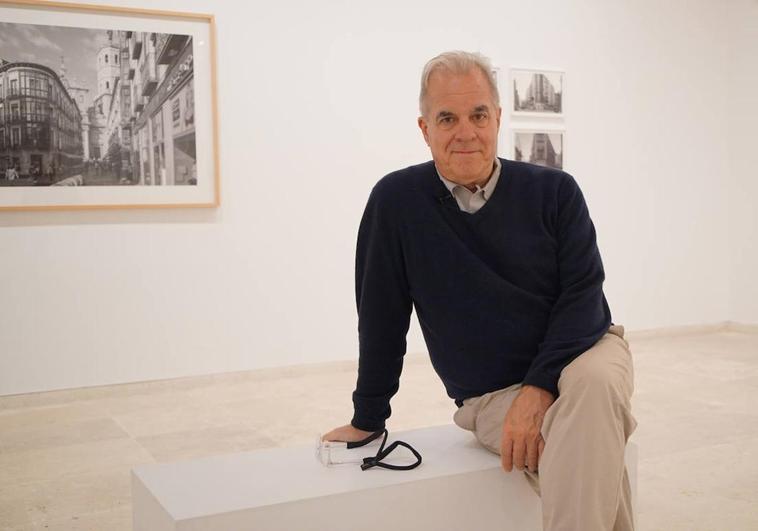 Manolo Laguillo, en una de las dos salas del Museo Patio Herreriano donde cuelga sus fotografías.