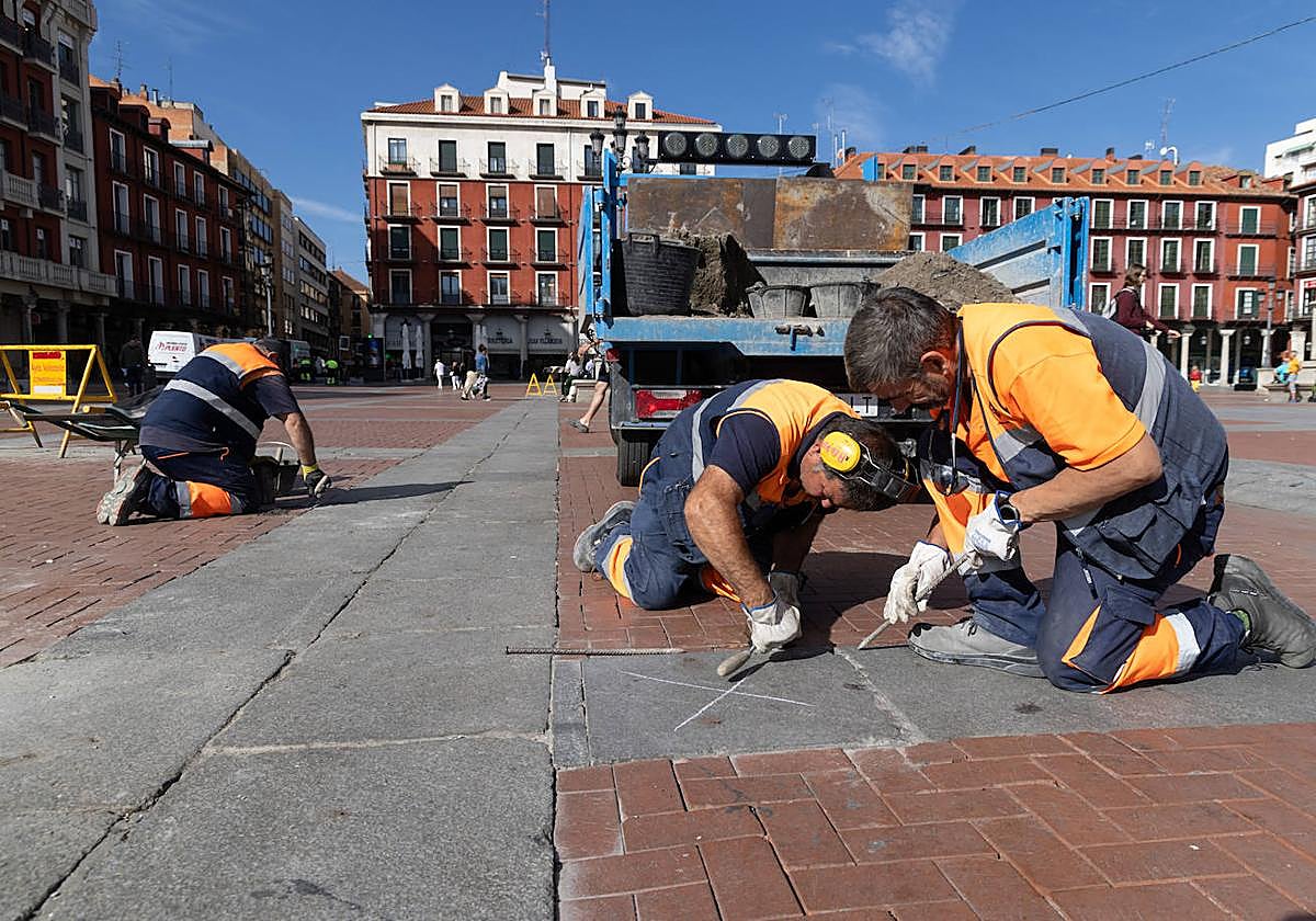 Los operarios trabajan en las losas marcadas con una cruz en la Plaza Mayor.