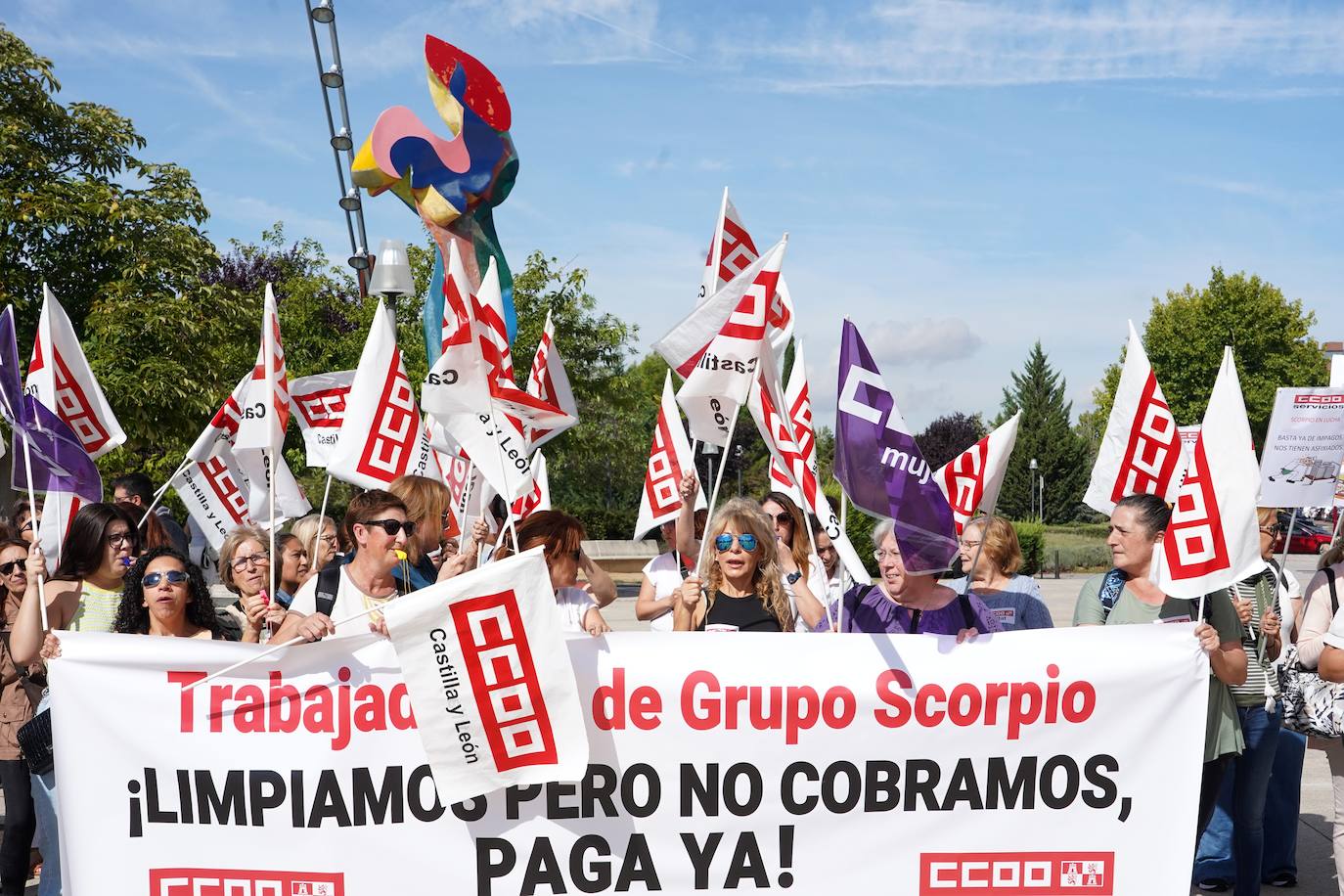 Concentración de los trabajadores a las puertas de las Cortes de Castilla y León.