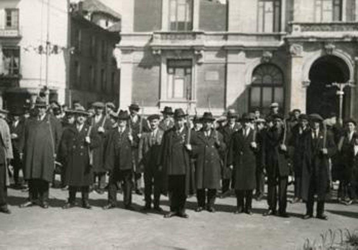 Revista de somatenes en plaza mayor, 1928. Fundación Joaquín Díaz