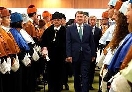 El presidente de la Junta, Alfonso Fernández Mañueco (derecha), este martes en la inauguración del curso académico en las universidades de Castilla y León.