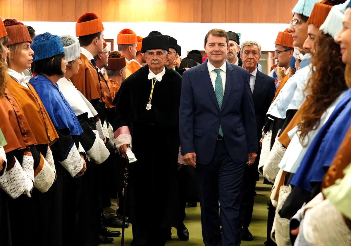 El presidente de la Junta, Alfonso Fernández Mañueco (derecha), este martes en la inauguración del curso académico en las universidades de Castilla y León.